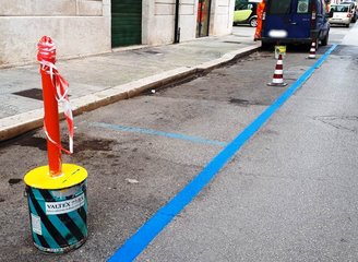 Sosta a pagamento a Trani, il 2019 termina con una mano di vernice: tornano visibili le strisce blu scomparse