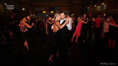 Festa milonghera a Trani: fino a oggi palazzo San Giorgio ballerà a ritmo di tango