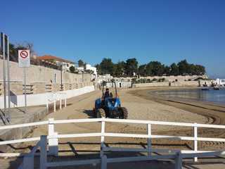 Il mare restituisce la plastica, l'Amiu un luogo pulito: ieri mattina la pulizia dell'arenile della baia dei pescatori