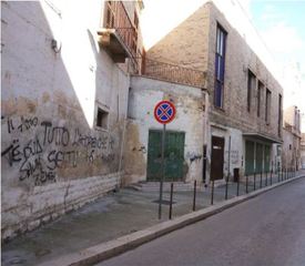 L'associazione esposti amianto torna sugli immobili del Supercinema e dell'ex istituto per il commercio: «Il loro stato è un'offesa al decoro della città»