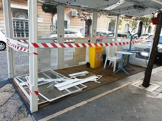 Trani, colpo di sonno dopo il lavoro: illeso il conducente dell'auto finita su un dehor del corso