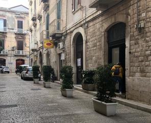 In via Festa è finita la festa: arrivano i paletti «Città di Trani» contro i furbetti delle fioriere