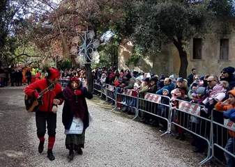 Sfidano il gelo per una calza della Befana: Natale di Trani, l'epilogo è un bagno di folla in coda a Villa Telesio