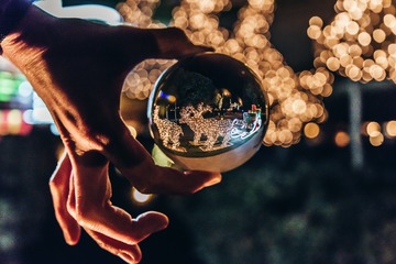 Il Natale di Trani in una sfera «magica»: Giuseppe Amoruso ne vince il contest fotografico