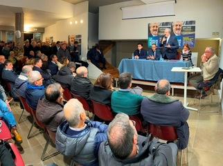 Primarie regionali: Emiliano a Barletta e Andria, dove trova seduto accanto a sé il sindaco di Trani