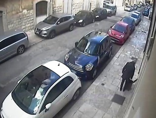 VIDEO. Trani, cosa ha quel cittadino al posto del cuore? Il bidoncino della differenziata che ruba davanti ad un portone