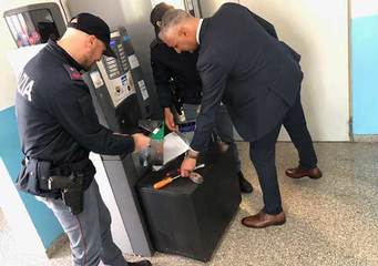 Fermati dalla Polizia di Trani tre scassinatori di distributori automatici, due dei quali minorenni. Anche minacce di morte  al titolare che li aveva sorpresi