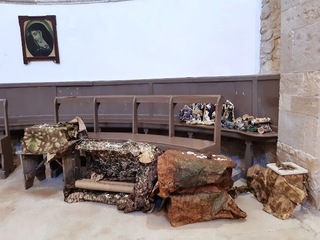 Chiesa del cimitero di Trani, arriva la salma e i familiari smontano il presepe: «Dava fastidio»