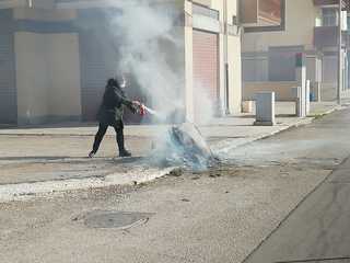 AGGIORNATO. Trani, dà fuoco a sterpaglie ma viene identificato dalla Polizia locale. Intanto, continuano le multe per il conferimento dei rifiuti fuori orario