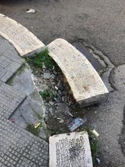Dissestato il cordolo del marciapiede tra via delle Crociate e via Borgogna: la riflessione di Nicola Ulisse