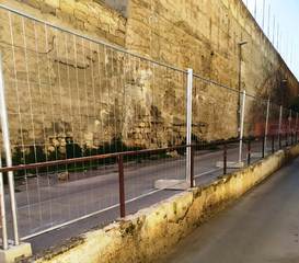 Via ai lavori alla gradinata dello stadio di Trani, arrivano gli orsogril e la larghezza di via Giolitti si riduce all'osso