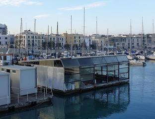 Darsena di Trani, addio allo sgorbio: via vetri e infissi dalla piattaforma galleggiante. Sarà messa in sicurezza e data in concessione