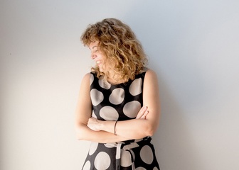 Milano omaggia la fotografia dell'artista tranese Novella Oliana: è il mare il protagonista dei suoi lavori