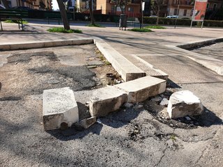 Dal vecchio impianto pubblicitario penzola quello elettrico: Trani, piazza Albanese «scossa» dal degrado