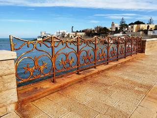 Lungomare di Trani, le ringhiere di via Grado corrose più di prima. Barresi: «Lavoro pessimo e 8mila euro buttati al vento»