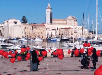 «Battiti (di cuore) live»: Trani, piazza Quercia disseminata di palloncini zavorrati. Ancora ignoto l'autore dell'idea