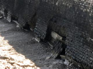 Mareggiate impietose: peggiora a vista d'occhio lo stato del muraglione della villa di Trani. Bottaro ammette: «Dobbiamo fare presto»