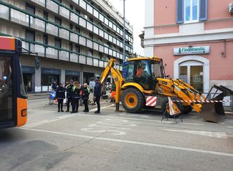 Improvvisa rottura della fogna nera: disagi all'incrocio nel pieno centro di Trani