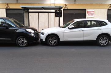 Trani, in via Malcangi un bus chiamato desiderio: il parcheggio selvaggio fa disperare utenti e conducenti