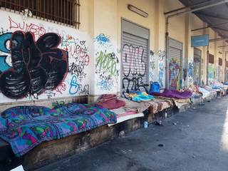 Stazione di Trani, per l'accampamento nell'ex area merci cittadino mette in mora Rfi: «Pago le tasse e sono stanco di vivere accanto a questo degrado»