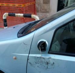 Trani, i teppisti dello specchietto colpiscono ancora: danni ingenti a vettura in via delle Crociate