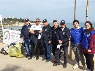 Litorale di Trani, altra robusta operazione di pulizia ad opera degli Amici del mare