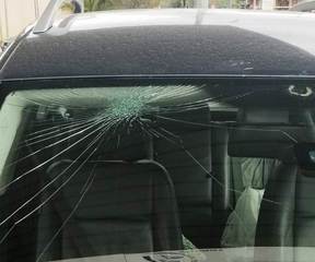 La Polizia locale di Trani intensifica i controlli nel weekend, ma la banda degli specchietti (e dei parabrezza) non molla la presa