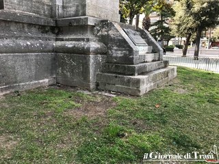 Deiezioni canine ai piedi della statua di Bovio: l'inciviltà dilagante nell'aiuola più importante di piazza della Repubblica