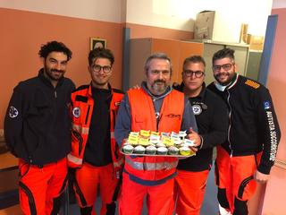 I ringraziamenti al tempo del Coronavirus: una cittadina offre agli operatori del 118 un vassoio di muffin