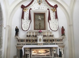 Trani religiosa ai tempi del coronavirus: ecco la santa messa dall'altare del Crocifisso di Colonna