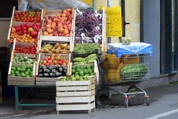 Coronavirus, a Trani divieto di esporre merce fuori dei negozi fino al 3 aprile