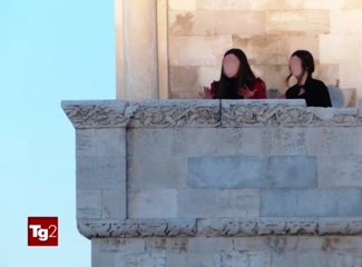Due ragazze ballano sul sagrato della cattedrale di Trani: il Tg2 ne fa l'emblema nazionale della trasgressione ai tempi del Coronavirus