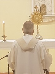 Trani religiosa, le riflessioni del vescovo D'Ascenzo durante l'adorazione eucaristica