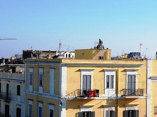 Antenna di fronte al castello di Trani, il Tar non si commuove: «Vietata anche se camuffata da un camino, è area comunque vincolata»