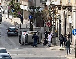 Coronavirus, a Trani questa volta l'assembramento è causa incidente: auto si ribalta in via Moro e tutti si radunano lì. Illesi gli occupanti