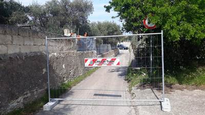 Coronavirus, a Capirro chiusa via Palmieri per fermare i furbetti ma protestano i residenti: «Ci sentiamo doppiamente reclusi in casa»