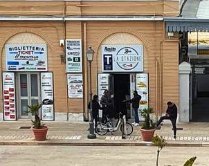 Coronavirus, tutti davanti al tabacchi della stazione di Trani anche per comprare caramelle: la Polizia locale disperde assembramento