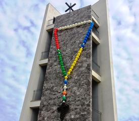 Coronavirus, a Trani rosario di palloncini sul campanile di San Magno: «Affidiamo la nostra preghiera a Maria»