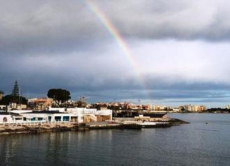 Coronavirus, sul mare di Trani un arcobaleno rafforza la speranza