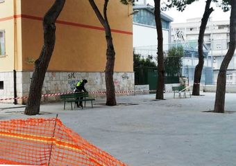 Coronavirus, il sindaco di Trani fa sigillare con nastri le panchine di luoghi in cui si registravano assembramenti