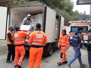 Coronavirus, la generosità delle aziende Divella e Mucci: donati pacchi alla città e tenerelli agli agenti