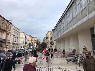 Trani, il ritiro delle pensioni senza assembramenti: alla posta centrale transenne per percorsi di sicurezza