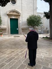 Coronavirus, l'arcivescovo D'Ascenzo in preghiera nei cimiteri della diocesi