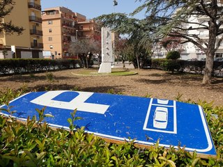 Trani, in piazza Albanese riparato lo scivolo ma dimenticato il segnale: attende beatamente su una siepe