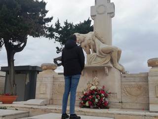 Coronavirus, il sindaco di Trani ha ricordato le vittime al civico cimitero. Donato il serto floreale