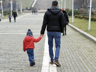 Passeggiata con figli minori sotto casa, il sindaco di Trani prende le distanze e avverte: «Chi dovesse farla, si assume un'enorme responsabilità»