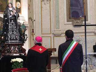 Venerdì Santo, il vescovo di Trani in pellegrinaggio in tutte le città della diocesi: eccolo davanti all'Addolorata