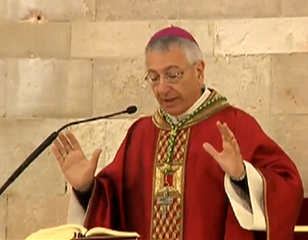 Il coronavirus, metafora della Passione. Il vescovo di Trani: «Il Padre buono ci condurrà per mano facendoci rivedere la luce»