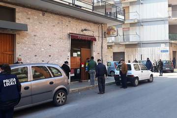 Coronavirus, la Polizia locale di Trani presidia le code all'esterno dei negozi. In via Andria, due pattuglie fisse