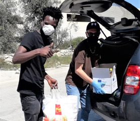 Nessuno rimanga indietro: la comunità Oasi2 San Francesco dona alimenti e mascherine agli immigrati